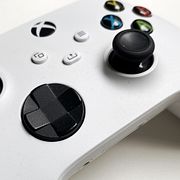 En handkontroll tillhörande den senaste släppta versionen av Xbox.