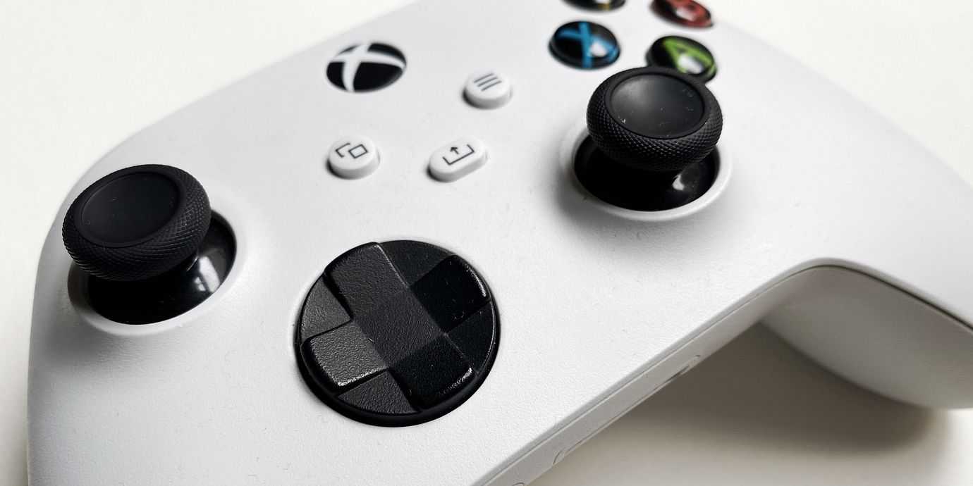En handkontroll tillhörande den senaste släppta versionen av Xbox.