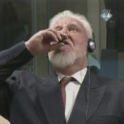 Slobodan Praljak vid krigsdomstolen i Haag.