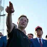 Elon Musk visar upp en Space X-raket för Donald Trump 2024.