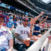 Texas Rangers supportrar på läktaren under mötet med Toronto