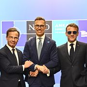 Sveriges statsminister Ulf Kristersson (M), Alexander Stubb och Frankrikes president Emmanuel Macron innan gruppfotot under Nato-toppmötet i Ankara, Turkiet.