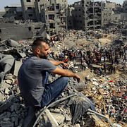 Den här bilden är tagen 1 november 2023, mindre än en månad in i kriget. I dag ligger 60 procent av Gaza ligger i ruiner och återuppbyggnaden beräknas ta flera år och kosta uppemot 70 miljarder dollar.