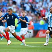 Kylian Mbappé sprintar ifrån Javier Mascherano.