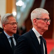 Apples och chipjätten Nvidias vd:ar Tim Cook och Jensen Huang.