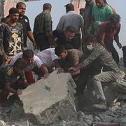 Bild från skolan i Iran som attackerades under krigets första dag.  Över 150 elever uppges ha dödats.