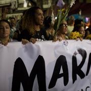 Anielle Franco, tvåa från vänster, deltar i manifestation efter mordet på hennes syster, Riopolitikern Marielle Franco. 14 april 2018.