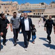 Ben-Gvir i mitten på väg mot al Aqsa-området. 