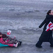 En kvinna med sina barn i samband med protester mot USA under lördagen. 