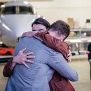 Johan Floderus tas emot på Arlanda av sin familj. 