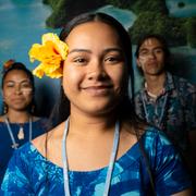 Kalita ”Titi” Homasi från Tuvalu, på klimattoppmötet COP27 år 2022. Hon har studerat i Nya Zeeland och där fungerat som kulturell ambassadör för sin nation.