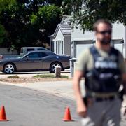 En polis utanför Tyler Robinsons familjehem. 