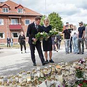 Statsminister Ulf Kristersson (M) och Socialdemokraternas partiledare Magdalena Andersson besöker minnesplatsen i Fagersta.
