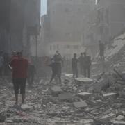 Palestinier letar efter överlevare i förödelsen i Gaza stad, 15 september 2025. 