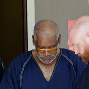 Föraren James Mathew Bradley i mitten.