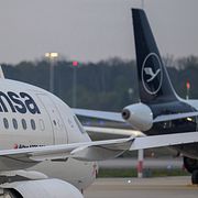 Lufthansa-flygplan på Frankfurts flygplats på torsdagen.