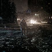 En kvinna korsar gatan i Kyiv, som fortsatt har problem med energiförsörjningen.  Felipe Dana / AP