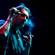 Shane MacGowan under en konsert med The Pogues på Way out West