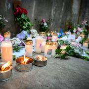 Ljus, blommor och teckningar på minnesplatsen vid gymnastiksalen på Kyrkskolan i centrala Svedala. 