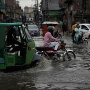 Översvämmade gator i  Lahore, Pakistan. 