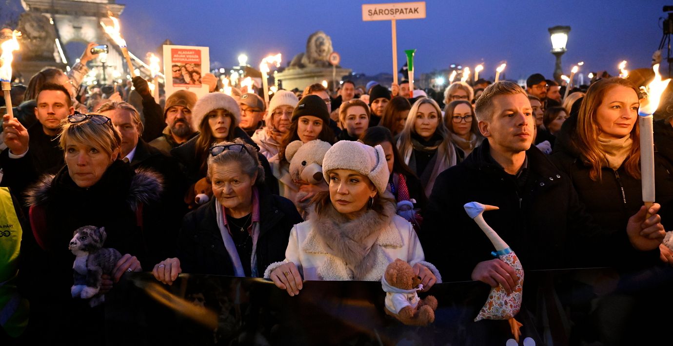  Agnes Forsthoffer och Andrea Rost i en manifestation med Péter Magyar i vintras.
