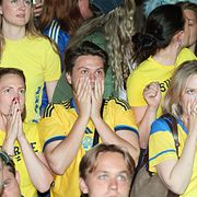 Fotbollssupportrar under Sveriges gruppspelsmatch mot Japan i fotbolls-VM på nattklubben Trädgården i Stockholm.