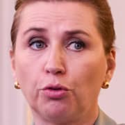 Danmarks statsminister Mette Fredriksen och en bild som Donald Trumps rådgivare Stephen Millers fru publicerade på Grönland imålad med den amerikanska flaggan.