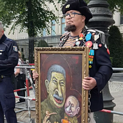 Semjon Skrepetskij med tavlan på Putin och Stalin.