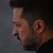 En skärmdump från den video som delats av Volodymyr Zelenskyj i sociala medier. Till höger en arkivbild på den ukrainske presidententen.