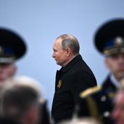 Putin på väg till Segerdagens militärparad.