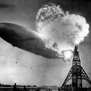 Den tyska zeppelinaren Hindenburg fattade eld 1937 över New Jersey. 