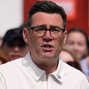 Andy Burnham talar efter segern i fyllnadsvalet i Makerfield.