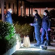 Polisens kriminaltekniker på plats efter att någonting har detonerat vid ett bostadshus i stadsdelen Drottninghög i Helsingborg natten till måndagen. 
