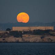 En fullmåne bakom Alcatraz i november 2023.