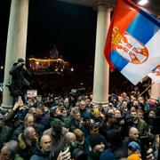 Demonstranter utanför stadshuset i Belgrad på söndagen. 