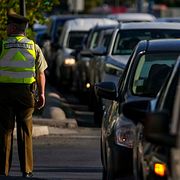 Bilar köar för att tanka i Chiles huvudstad Santiago den 24 mars.