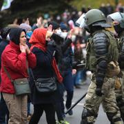 Demonstranter möter polis i Minsk. 