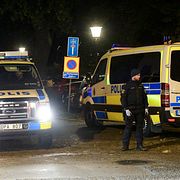 Polisens tekniker i arbete under natten till fredagen efter att flera personer har hittats skottskadade vid i centrala Trelleborg.