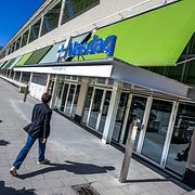 Illustrationsbild. Investerare utanför Stockholmsbörsen.