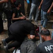 Palestinier sörjer en avliden familjemedlem som uppges ha dött på jakt efter mat vid nödhjälpscenter.