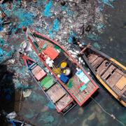 Arkivbild: Flygbild över plastskräp i en fiskeby i Indonesia. 