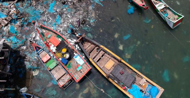 Arkivbild: Flygbild över plastskräp i en fiskeby i Indonesia.  AZWAR IPANK / AFP