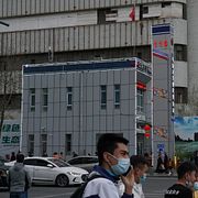 Folk går förbi en polisstation i västra Kina.