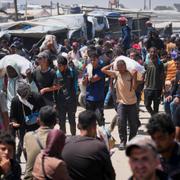 Människor vid nödhjälpsstation i Gaza.