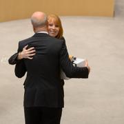 Centerledaren Annie Lööf överlämnar en gryta i avskedspresent till förre statsministern Frerik Reinfeldt i debatten