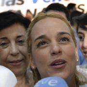 Den fängslade oppositionsledaren Leopoldo Lopez fru Lilian Tintori möter pressen.