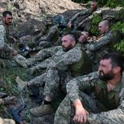 Ukrainska soldater vilar efter träning 13 augusti.