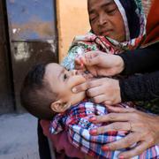 En pojke får poliovaccin i Peshawar, Pakistan/Illustrationsbild.