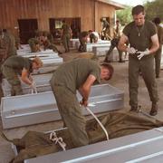 Amerikanska soldater samlar kropparna från Jonestown 1978.