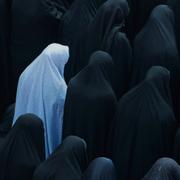 Kvinnor i Iran ber under muslimsk ceremoni, 14 augusti 2025.